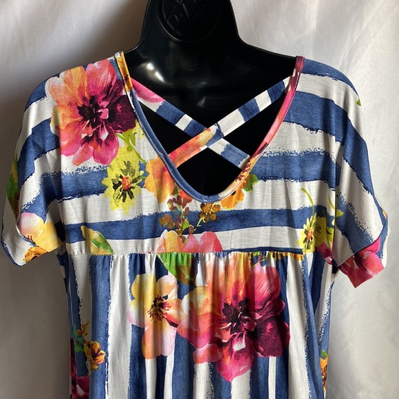 Now N Forever Tunic Style Floral/Striped Top Size Medium - Picture 6 of 10